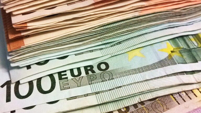 Еврото и британската фунта ноќеска на ново рекордно ниско ниво