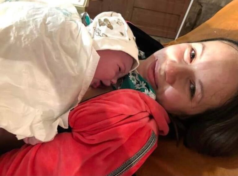 (ФОТО)  Додека се криела од нападот во импровизираното засолниште во Киев, во метро станица се роди бебе