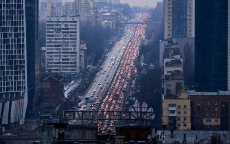 (ВИДЕО) Хаос во Киев: Колони од автомобили – жителите бегаат од Киев!