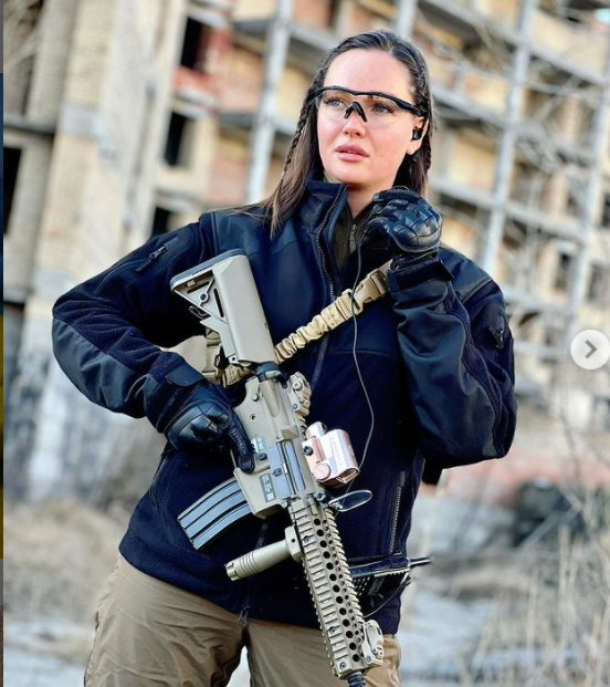 Украинската мисица Анастасија Лена ја замени својата мис-лента со автоматска пушка