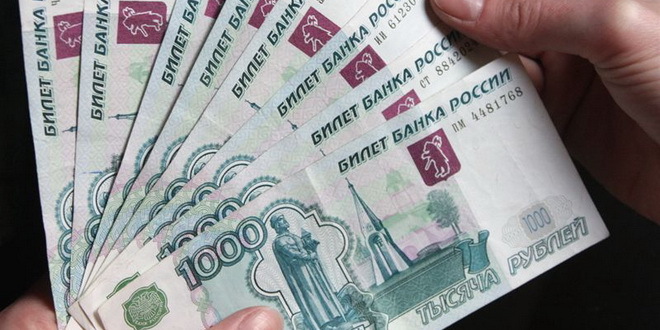 Драматичен пад на рубљата, редици пред банкоматите