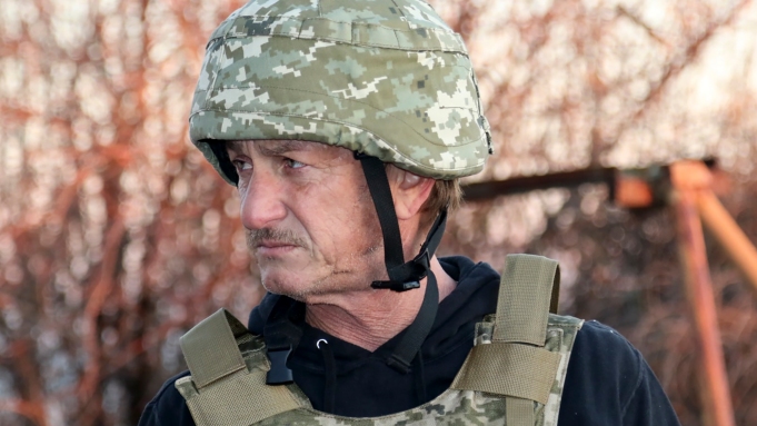 Оскаровецот Шон Пен снима документарец за руската воена интервенција во Украина