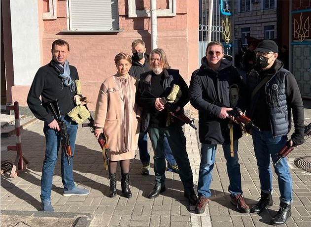 Јулија Тимошенко го зеде оружјето во раце