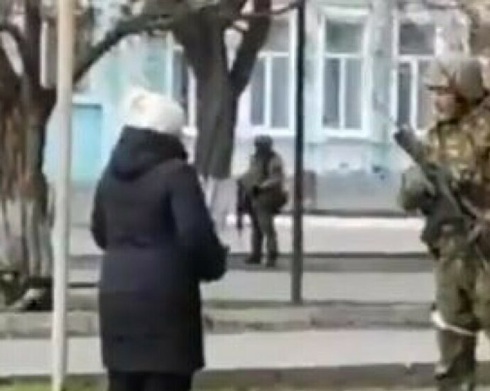 (ВИДЕО) Украинка кон руски војник: Што бараш  во нашата земја?