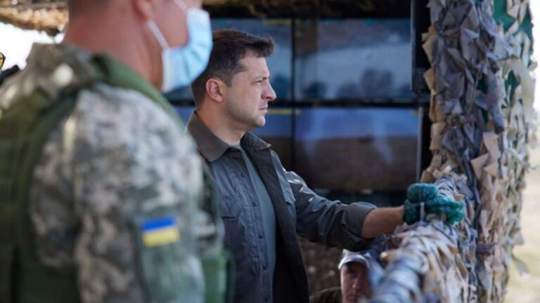Зеленски: „Сами ја браниме Украина, најсилните светски сили гледаат оддалеку“