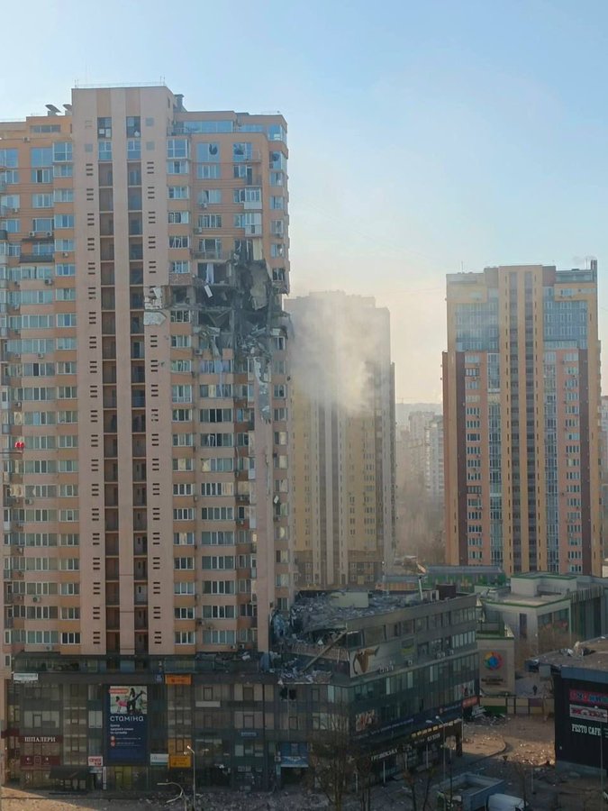 (Видео) Снимен моментот кога проектил удира во станбена зграда во Киев