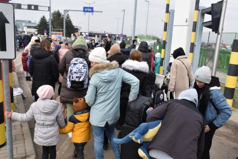 Новороденчето со родителите дел од 43 Македонци кои од Украина пристигнуваат на Табановце