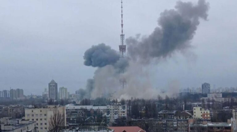 (ВИДЕО) Нападната главната телевизиска куќа во Киев