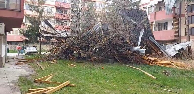 (ВИДЕО и ФОТО) Од силниот ветер „летна“ кров од зграда во Охрид,кровот оштети три станови во друга зграда, уништи неколку дрва