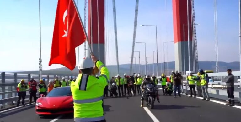 (ВИДЕО) Отворен мостот  Чанаккле, први го поминаа познатите турски моторциклисти