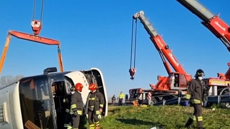 (ВИДЕО) Несреќа во Италија: Автобус со 50 Украинци излетал од патот, има жртви и повредени