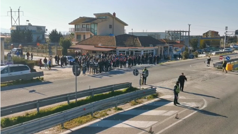 Масовни протести во Албанија против поскапувањата, граѓаните се обидуваат да блокираат автопати