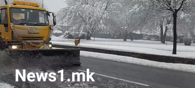(ВИДЕО) Снегот и натаму паѓа, се чистат улиците низ Скопје