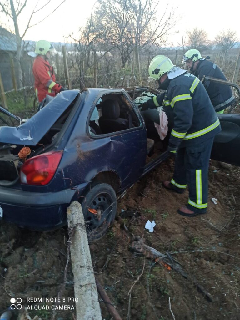 (ФОТО) Две лица повредени во тешка сообраќајка кај Струмица