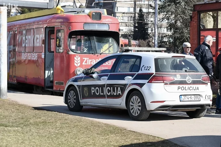 (ВИДЕО) На седиште во трамвај во Сараево пронајдена бомба