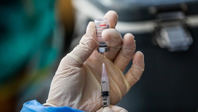 Вакцините против Ковид-19 не предизвикуваат ХИВ и нема докази дека вирологот Монтание го тврдел тоа