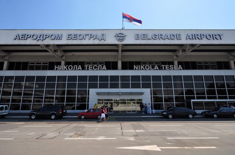 Авион принудно слета на аеродромот „Никола Тесла“ во Белград, починал патник за време на летот