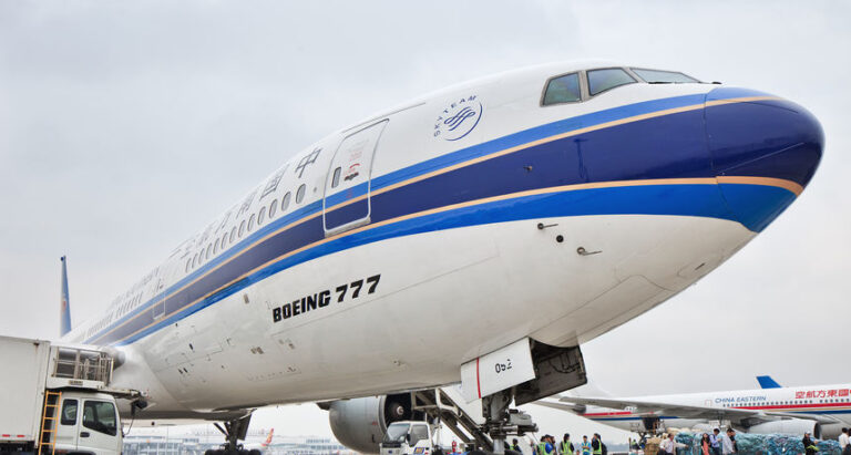 (ВИДЕО) Објавена драматична снимка од пилотската кабина на Боинг 777 кој се мачи со слетувањето во Париз.
