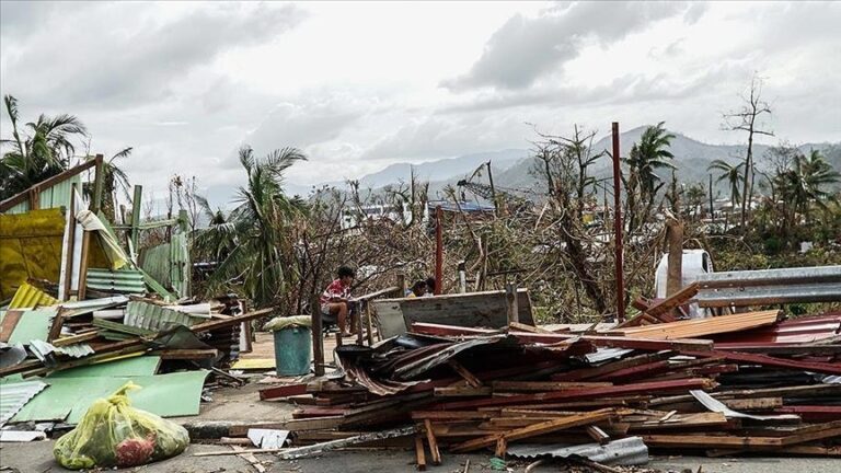 Тропската бура на Филипини предизвика поплави и свлечишта во кои досега починаа 56 лица