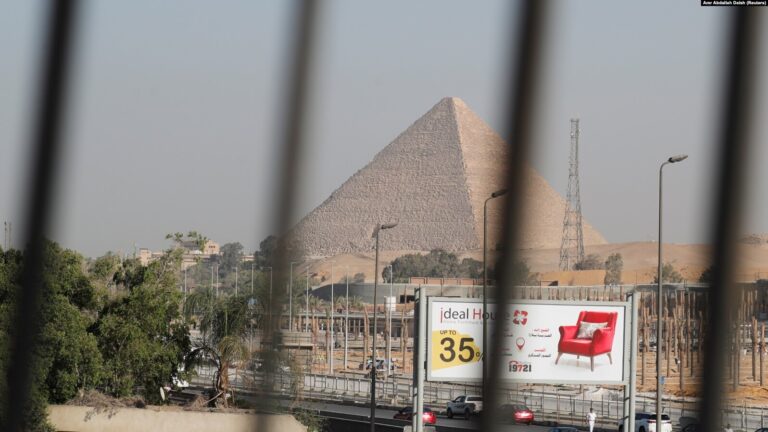 Десетмина загинати во судир на камион и туристички автобус во Египет