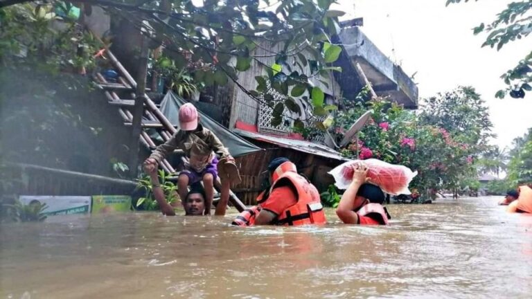 (Видео) Над 50 загинати во поплави и одрони на Филипини