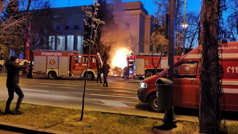 (ВИДЕО) Автомобил удри во капијата на Руската амбасада во Романија, возачот загина