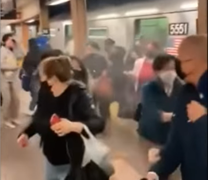 (ВИДЕО) Хаос во Њујорк: Во метро застрелани повеќе лица, најдени експлозивни направи