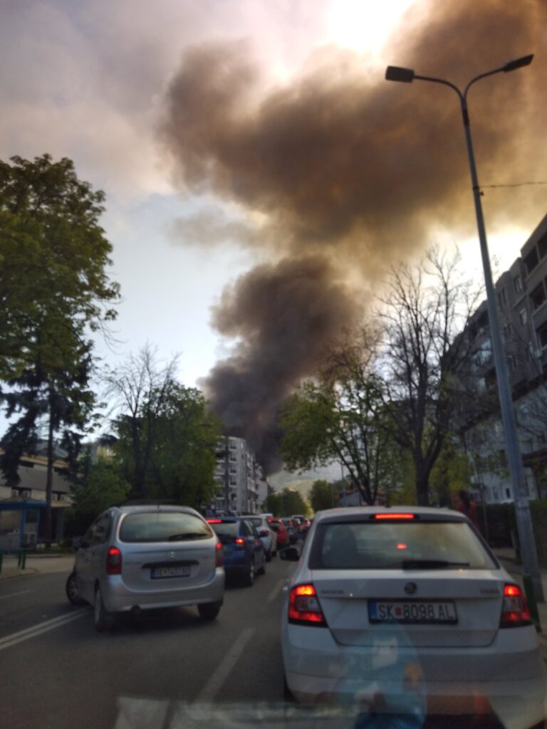 (ВИДЕО) Голем пожар во центарот на Скопје, гори фабриката „Треска“- се слушнала експлозија