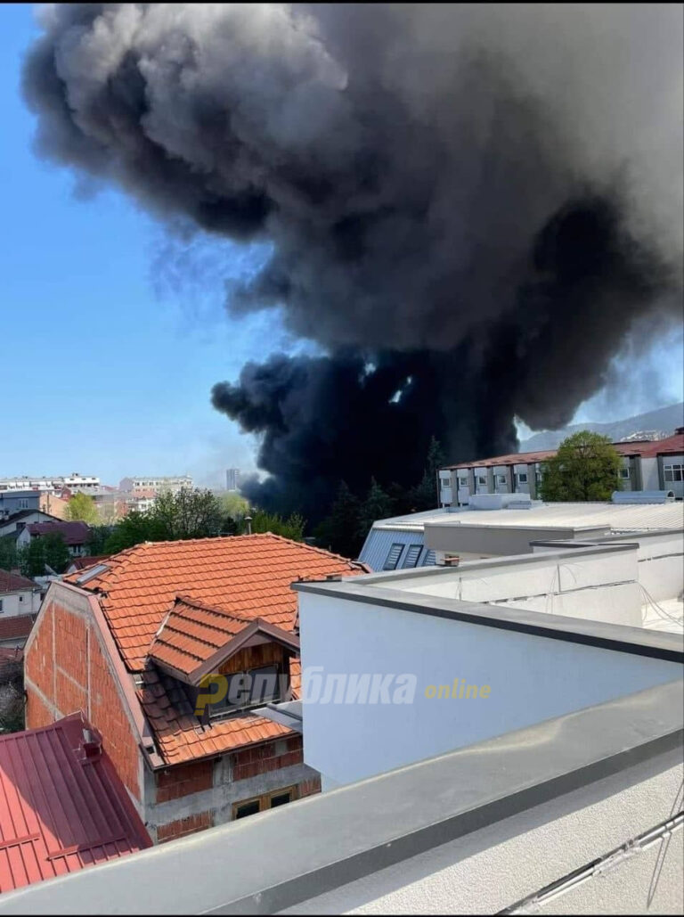 (ВИДЕО) Голем пожар во барака кај старата фабрика „Треска“ се евакуираат околните згради