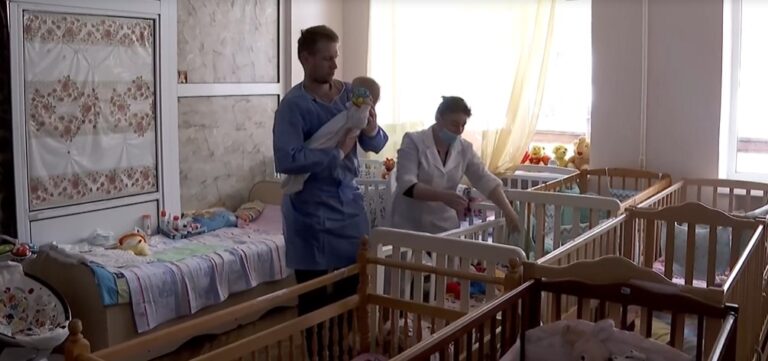 (ВИДЕО) Спасени од војнатa, евакуирани сирачиња во Украина