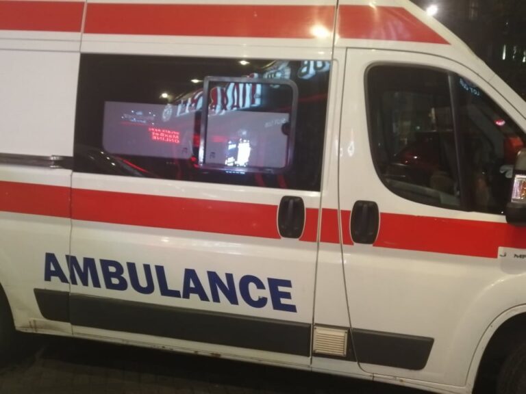 Бизарна несреќа во Србија: Ja надвиснал главата од прозорецот на автомобилот и удрил во сообраќаен знак