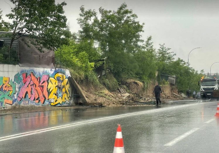 Невремето урна потпорен ѕид на булеварот Борис Трајковски