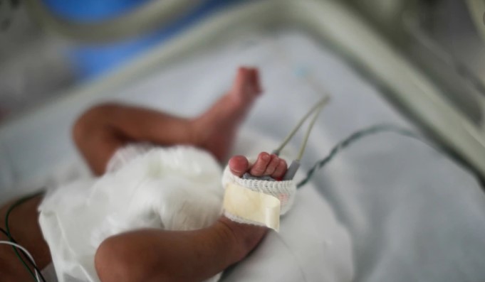 Трогателна исповед на мајка која го изгуби своето чедо во болничките лавиринти: Детето ми умре затоа што немаме здравство