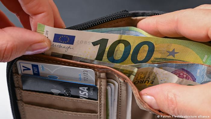 Два швајцарски града одлучија минимална плата да ја покачат на 4.075 евра