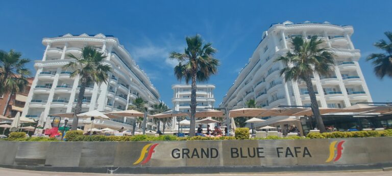NEWS1 ве носи во „Гранд Блу Фафа“ во Албанија – полни плажи, исполнети капацитети, претопло време