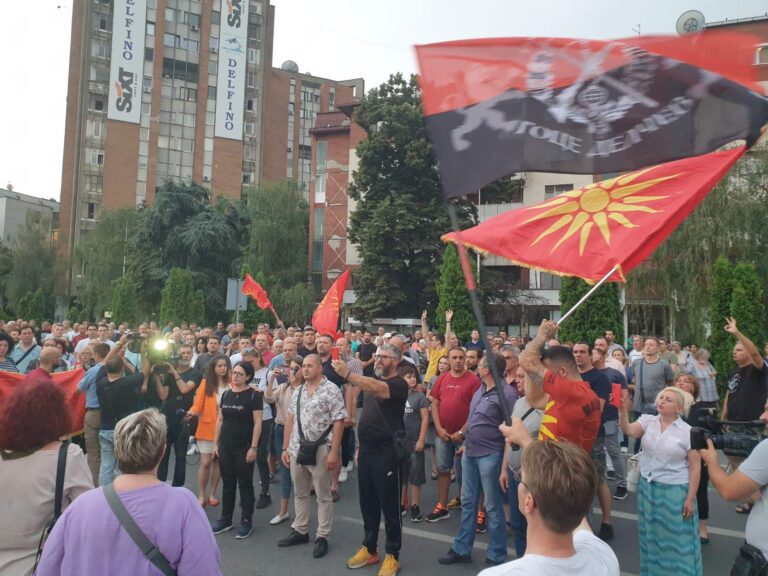 (ФОТО) Пред владата се собраа граѓани, протестираат поради „францускиот предлог“