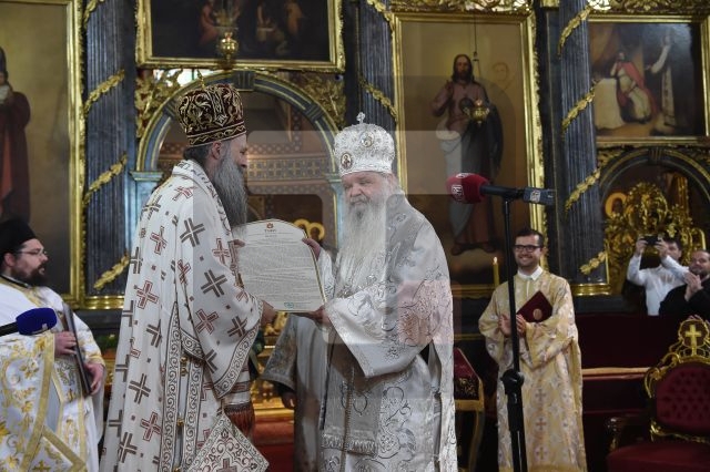 Патријархот Порфириј му го предаде томосот на архиепископот на МПЦ г.г. Стефан