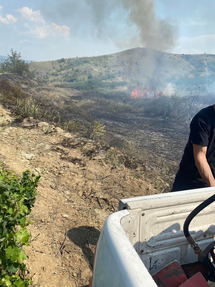 Повреден пожарникар при гаснење на пожар во светниколското село Ерџелија