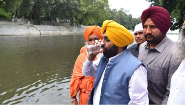 Премиер испи чаша вода од река за да покаже дека не е загадена – но заврши во болница со силни стомачни болки