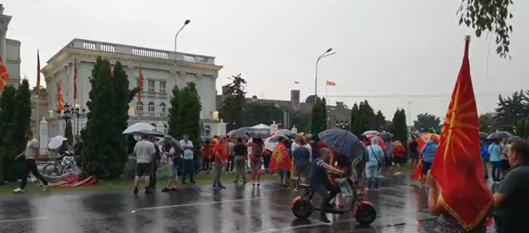 (ВИДЕО) Продолжуваат протестите пред Владата против францускиот предлог