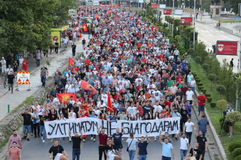 (ЖИВО) Почна протестот против францускиот предлог