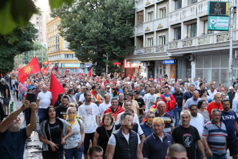 Уапсено и третото лоце кое со пиштол се закануваше на протестите