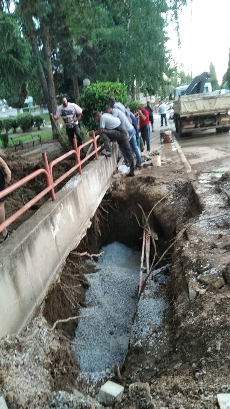 (ФОТО) ЈП ВОДОВОД Охрид од утрово работеше на отстранување на дефектот во Св.Стефан, но вечерва  дојде до трето пукање на цевката