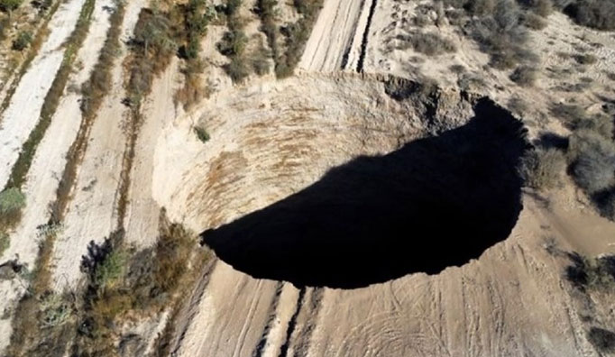 Во Чиле се отвори огромна дупка во земјата, широка е 25 метри