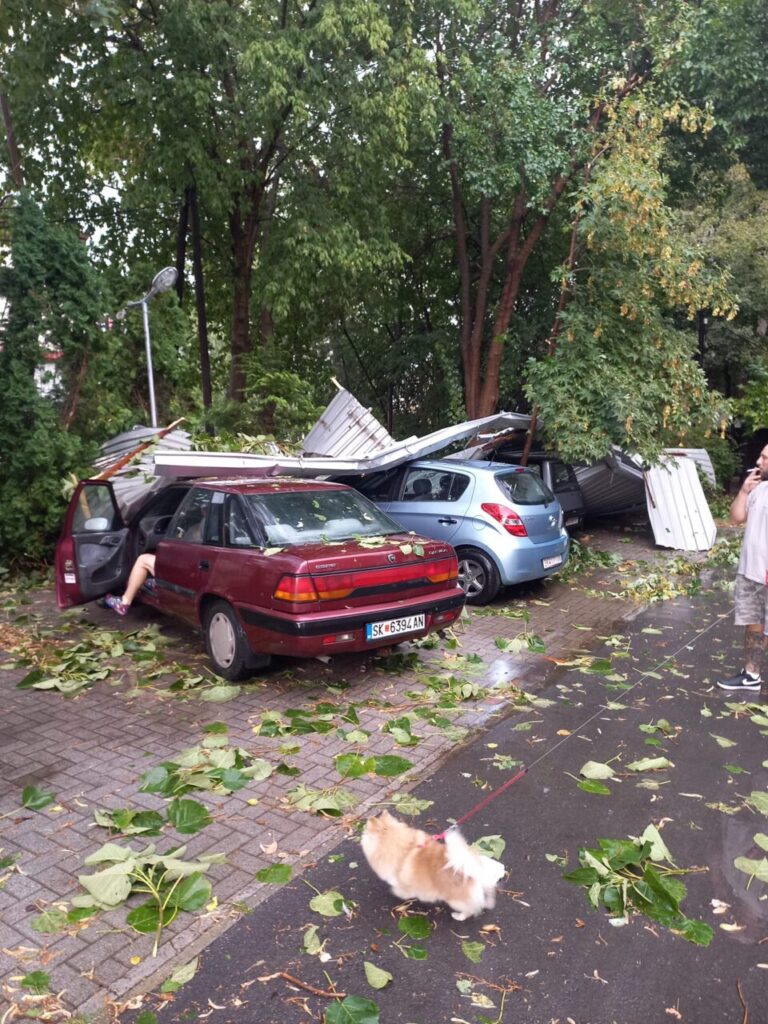 (ФОТО) Невремето во Козле откорна кров кој падна врз неколку возила