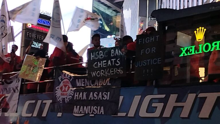 (ВИДЕО) Невообичаен протест во Куала Лумпур – работници револтот го искажуваат возејќи се во панорамски автобуст