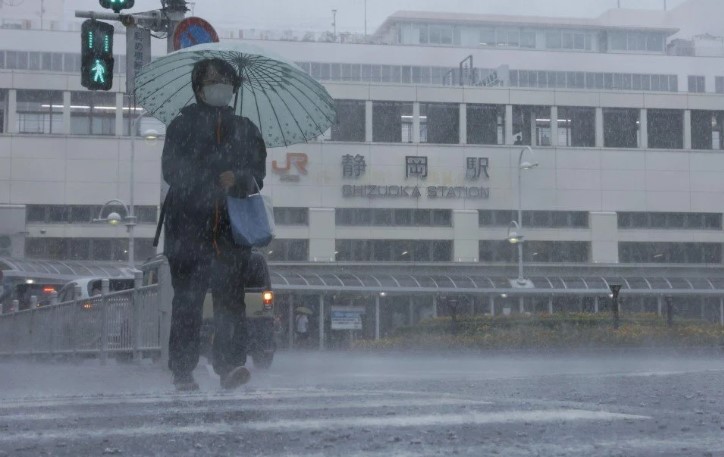 Силен тајфун во Јапонија, евакуирани повеќе од 72.000 луѓе