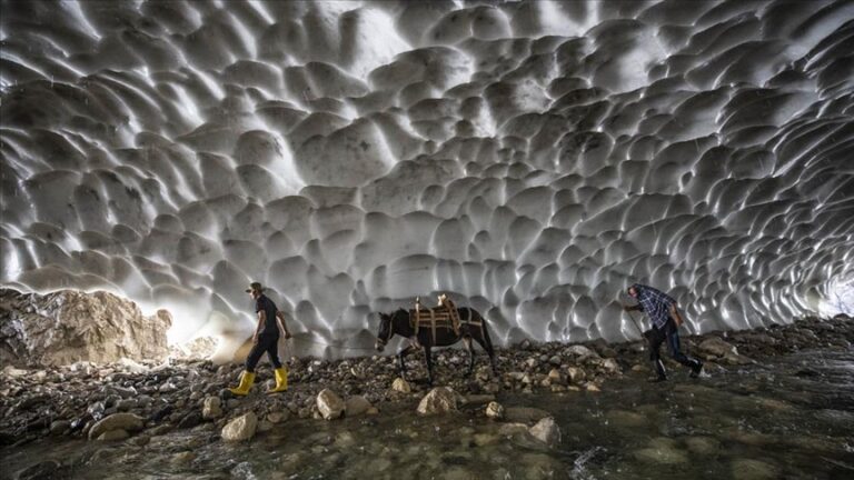 Тунелите од снег во Туркије привлекуваат голем број посетители