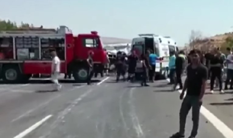 Најмалку 16 загинати, автобус удрил во екипи додека интервенирале во друга сообраќајна несреќа во Турција