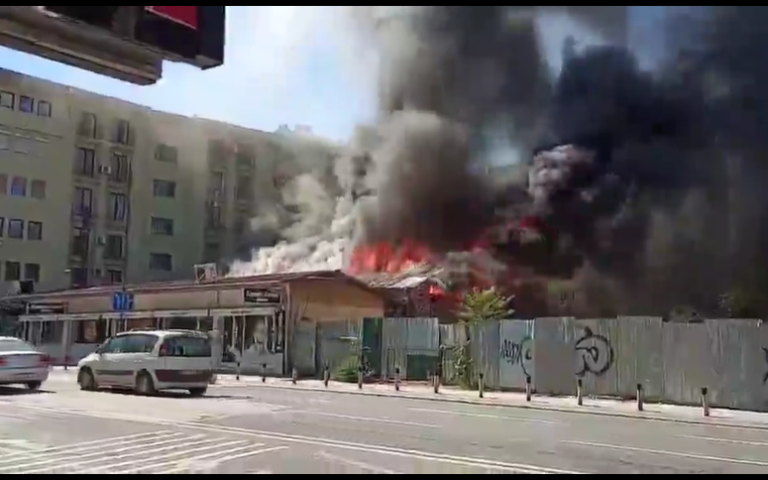 (ВИДЕО) Пожар во центарот на Скопје – гори барака